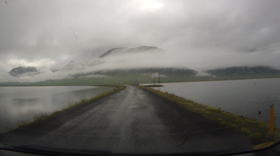 Straße durch Fjord